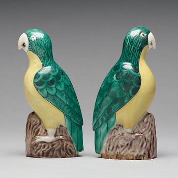 A pair of Chinese porcelain figures of parrots, circa 1900.