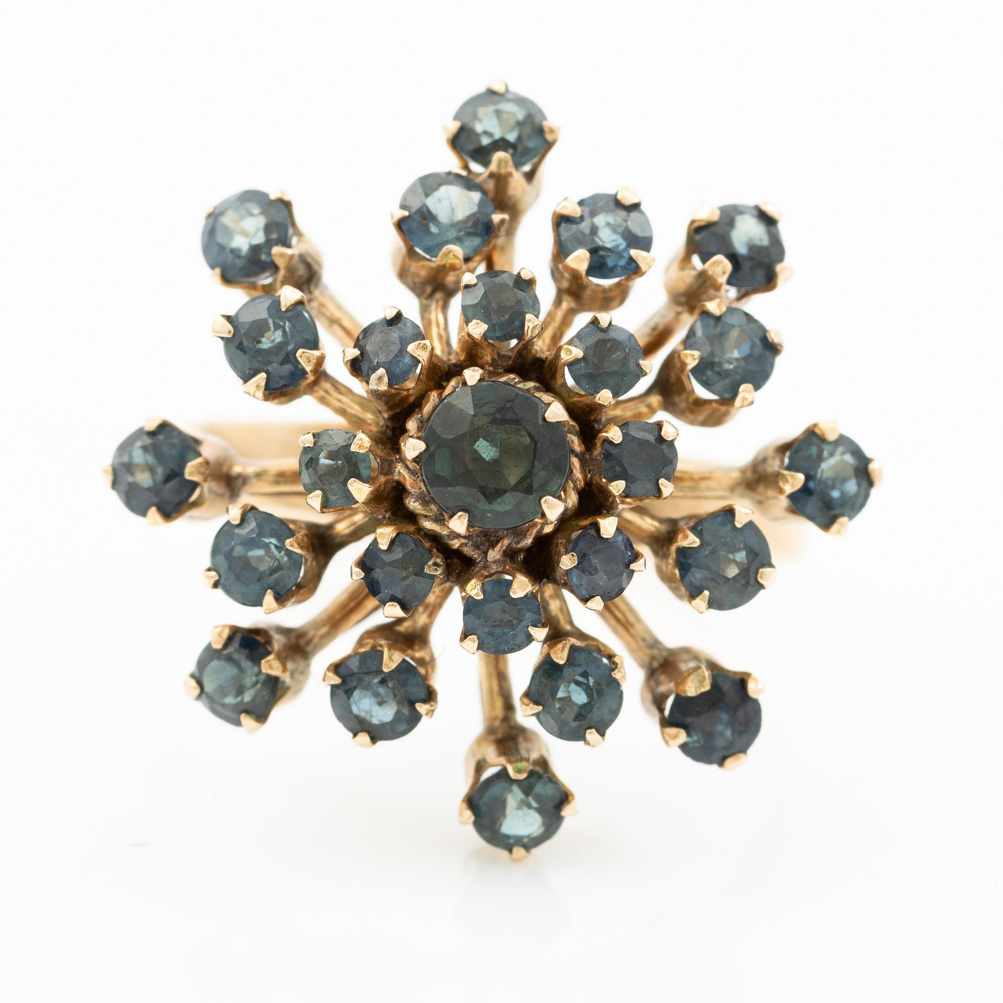 Ring 18K gold with faceted sapphires.