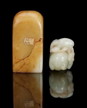 SIGILLSTAMP samt FIGURIN, nefrit. Kina, 1900-talets början.