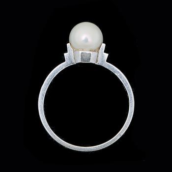 RING, 18 k guld med odlad pärla. Wiwen Nilsson, Lund, 1938. Vikt 3,5 g.