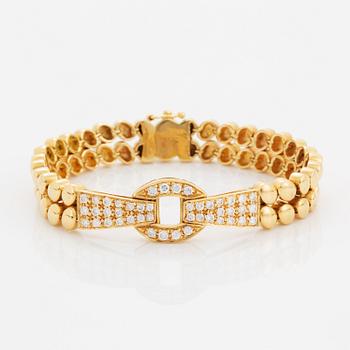 An 18K gold necklace and bracelet.