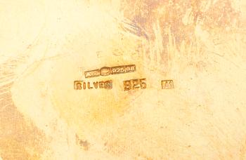 VINKANNA, med BRICKA och 8 BÄGARE. Förgyllt silver, turkoser, emalj. Kina 1900-talets senare hälft. Totalvikt 3497 g.