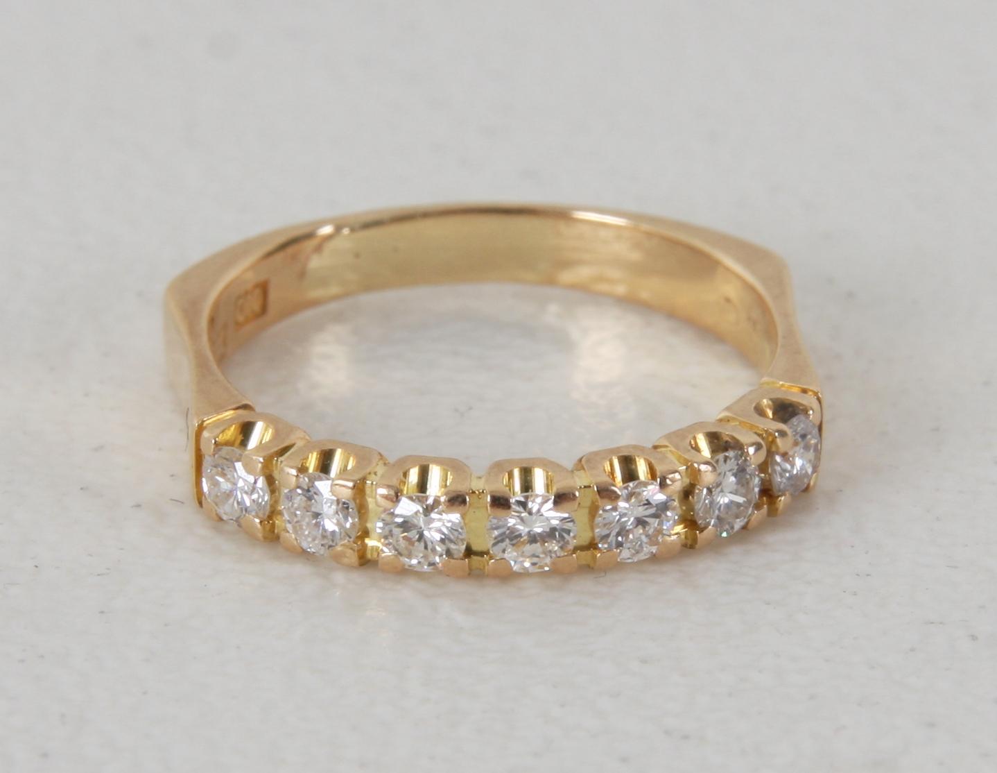 RING, 18K guld med 7 briljanter tot 0,50 WSI enl gravyr.
