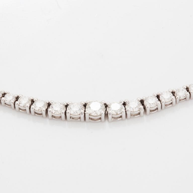 An 18K white gold necklace set with round brilliant-cut diamonds.