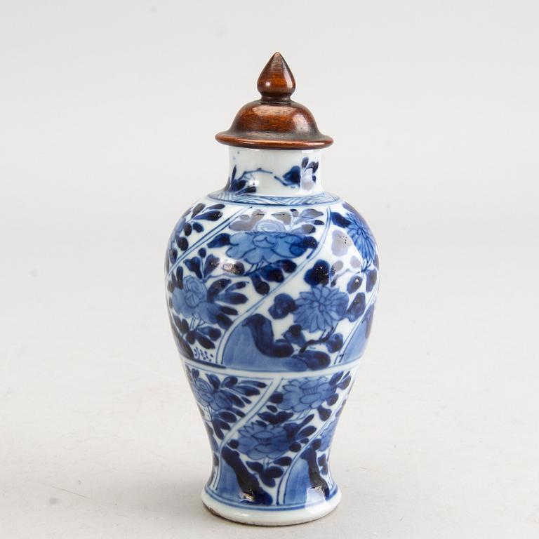 A set of three Chinese Kangxi/Kangxi-style and Qianlong cups, a saucers and a vase 18th/19th century porcelain.