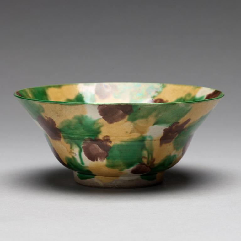 An egg and spinach bowl, Qing dynasty, Kangxi (1662-1722).