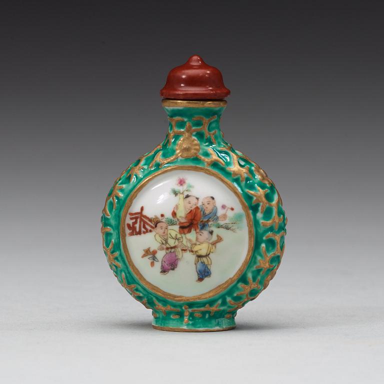 SNUSFLASKA, porslin. Kina, 1900-tal med Qianlongsmärke.