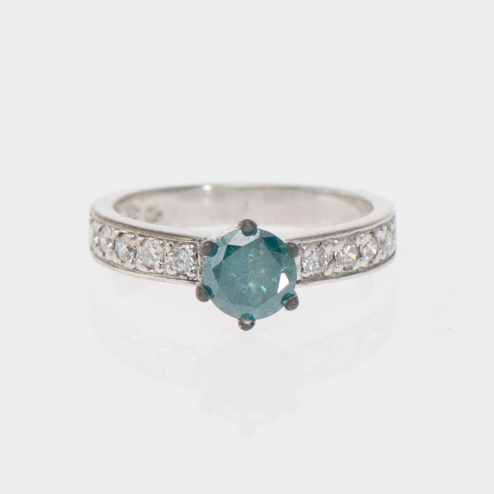 RING, 18K vitguld, färgad blå diamant, briljantslipade diamanter. Vikt ca 5,0 g.