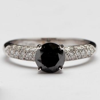 RING, vitguld 18K, svart diamant 1,15 ct, små diamanter tot. 0,40 ct. Vikt 3,5 g.