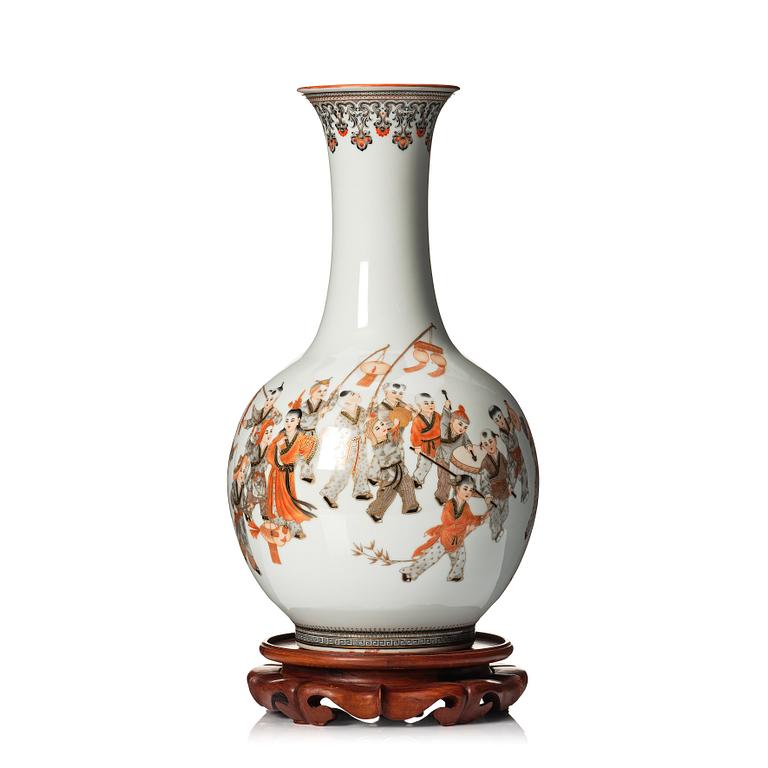 A finely painted Chinese vase, 20th Century. Seal mark to base.