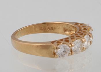RING, 18K guld med 5 briljantslipade diamanter ca 1.15 ct. Vikt 3,7 gram.
