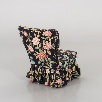 FÅTÖLJ, s.k. Emma-fåtölj. 1900-talets mitt.