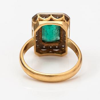 An 18K gold ring with an emerald and diamonds ca. 0.36 ct in tota. Tampereen Kulta- ja Jalokivipaja Oy, Tampere 1987.