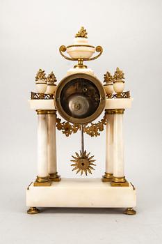 BORDSPENDYL, Planchon, Paris, Louis XVI-stil, omkring 1900.