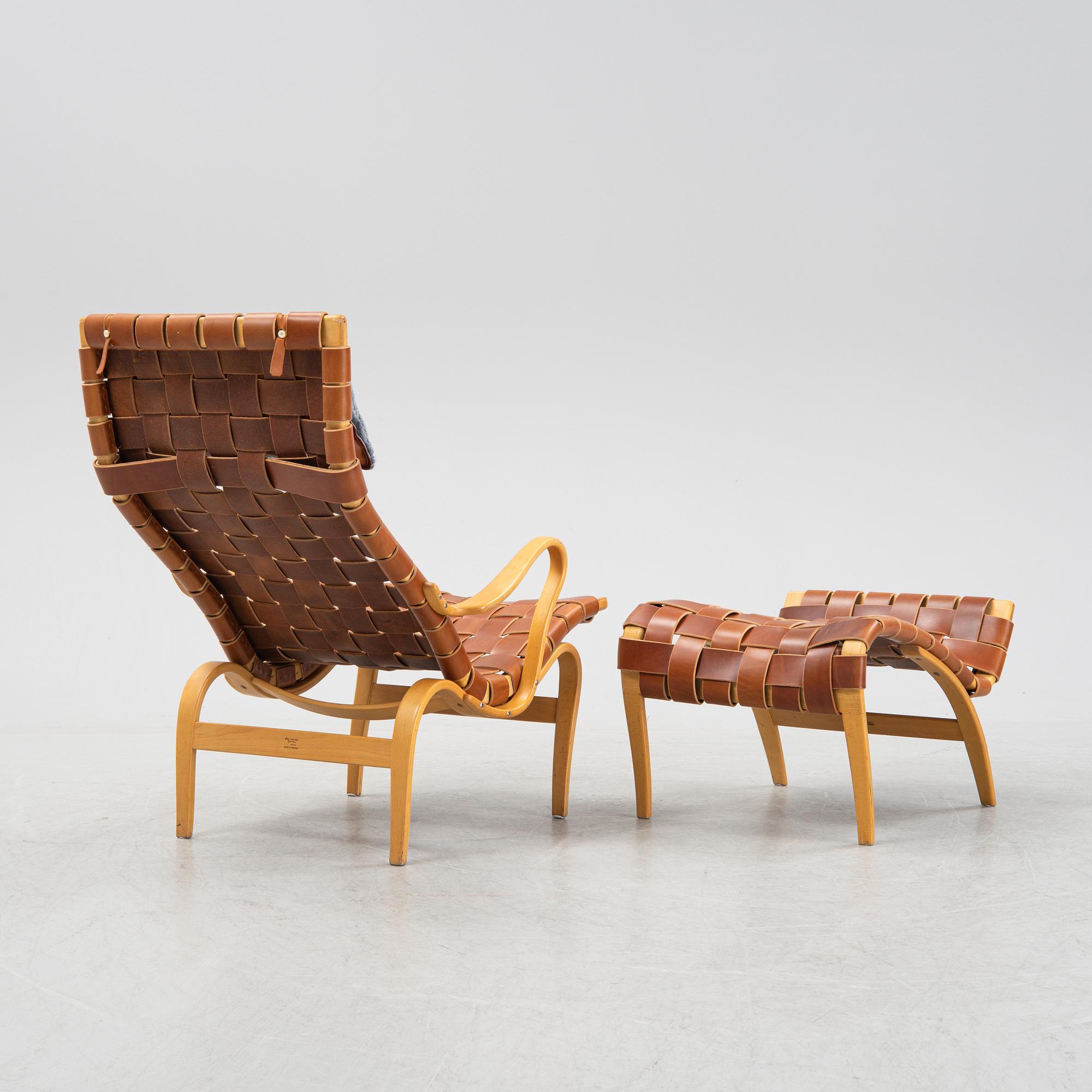 Bruno Mathsson, fåtölj med fotpall, "Pernilla", Firma Karl Mathsson, daterad 1962.