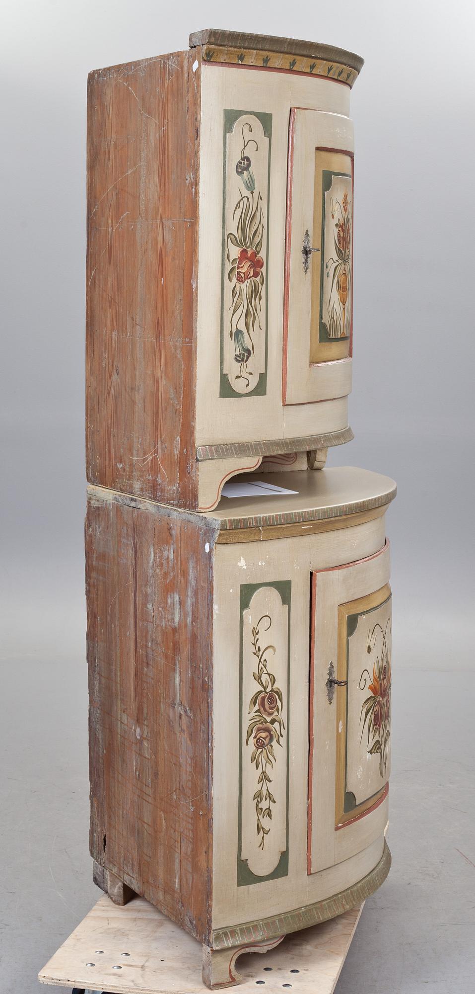 HÖRNSKÅP, allmoge. 1800-tal.