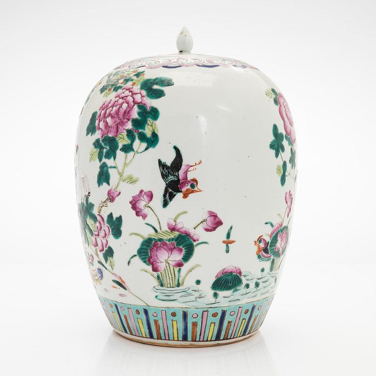 A Chinese famille rose jar with cover, late Qing/early 20th Century.