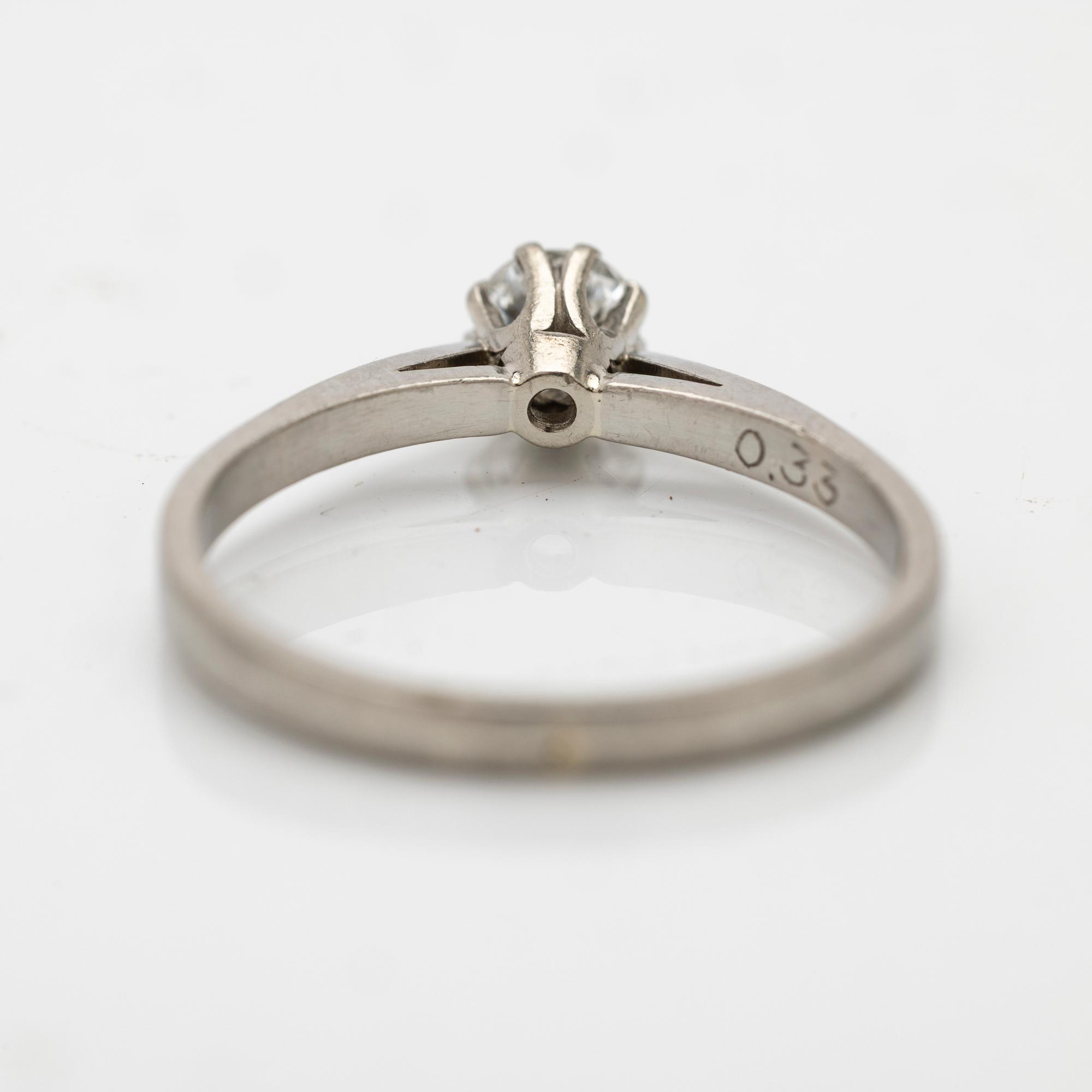 Solitaire ring in 18K white gold with one diamond.