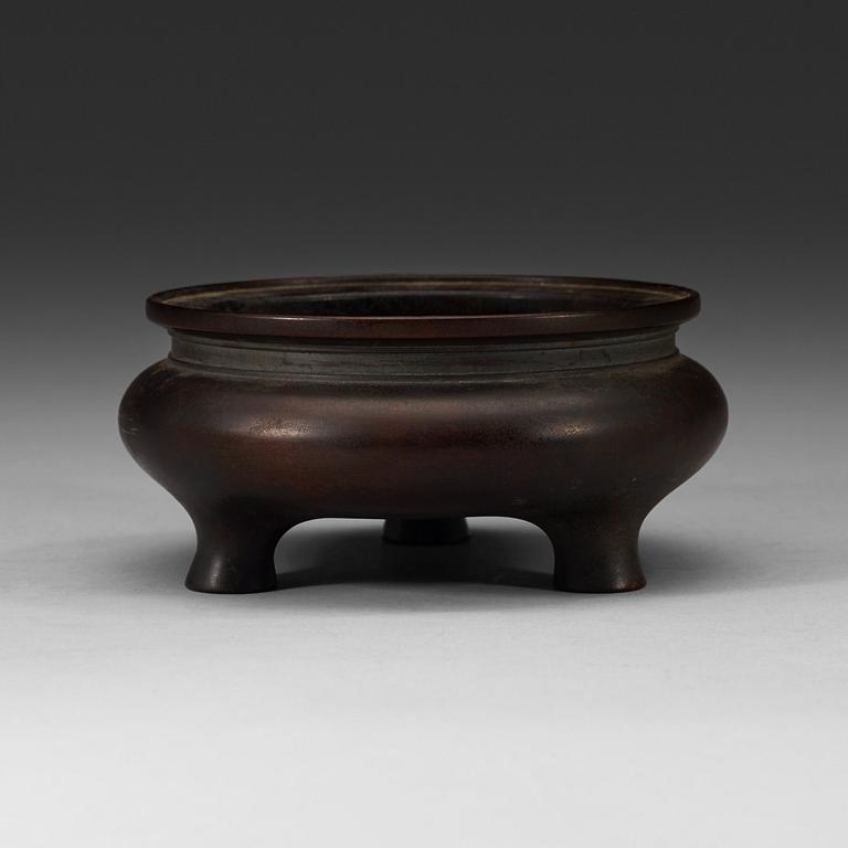 A bronze tripod censer, Qing dynasty (1644-1912).