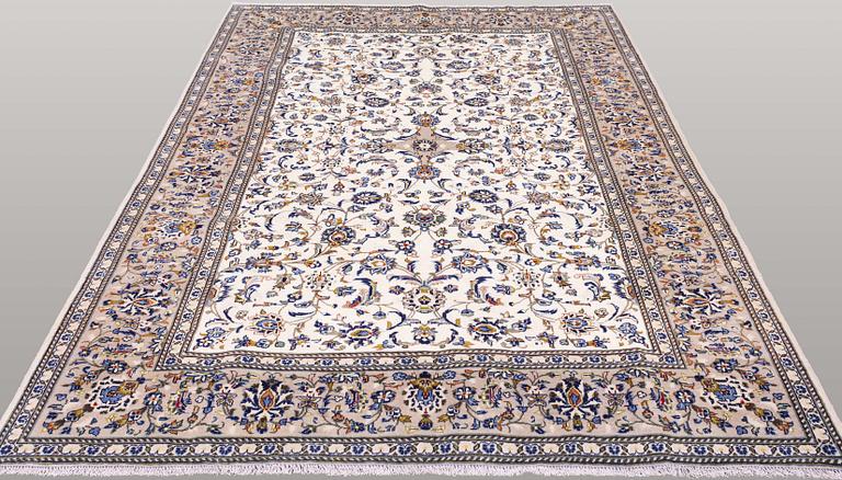 A carpet, Keshan, 292 x 197 cm.