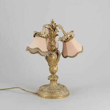 BORDSLAMPA, förgylld brons, nyrokoko. 1800-talets anda hälft.