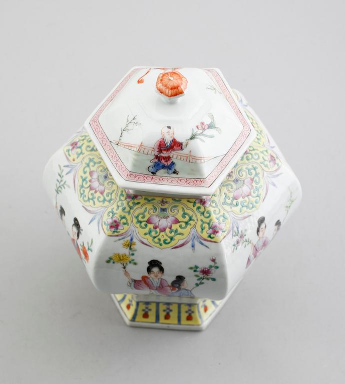 LOCKURNA, porslin, Kina, 1900-tal.