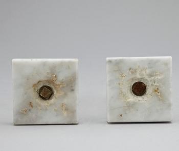 LJUSSTAKAR, ett par, marmor och mässing, Sengustavianska, omkring år 1800.