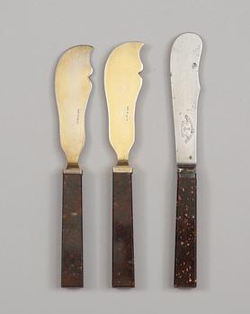 A pair of Swedish porphyry patties knife and a cheese knife, circa 1900.