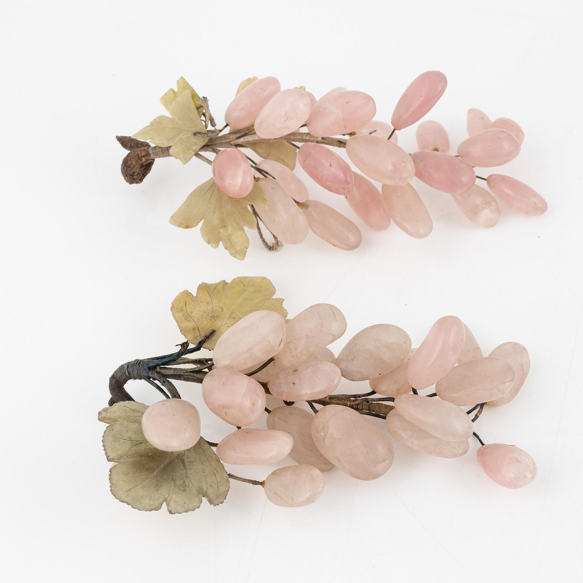 A set of eight decorative grapes in the material nephrite, quarts, amethyst.