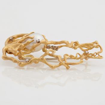 A cultured South Sea pearl and brilliant cut diamond brooch.