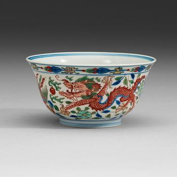 499. A dragon and phoenix bowl, Qing dynasty with Kangxi's six-character mark (1644-1912).