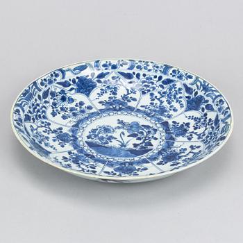 A blue and white dish, Qing dynasty, Kangxi (1662-1722).