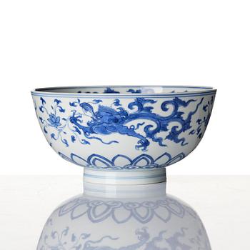 A blue and white 'makhara dragon bowl', Qing dynasty, Kangxi (1662-1722).