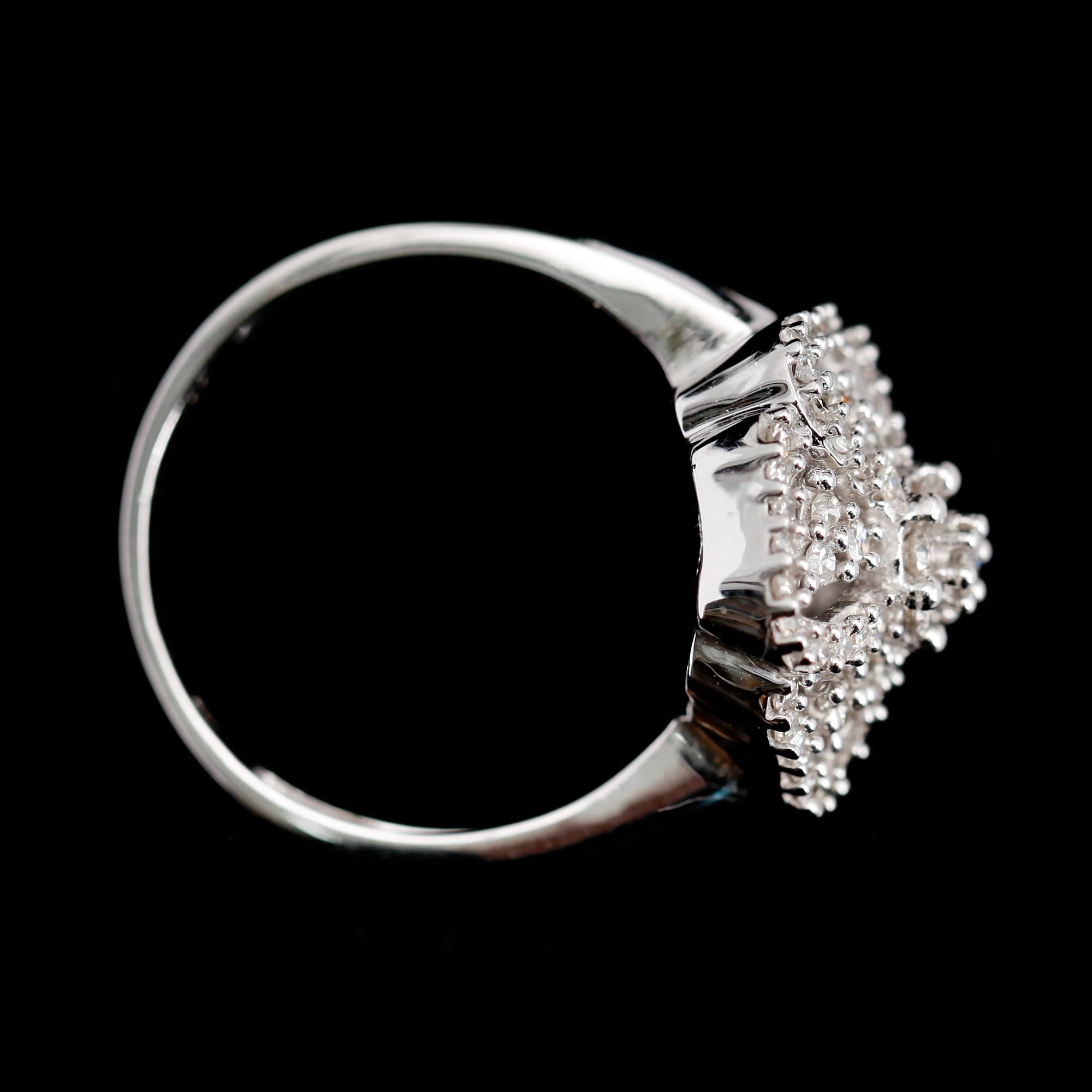 RING, 10 k vitguld, briljantslipade diamanter tot ca 0.50 ct.