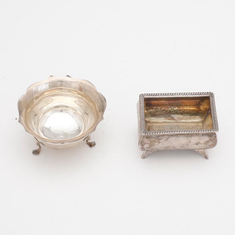 SALTKAR samt SKÅL, silver, London, 1835 respektive 1899. Totalvikt ca 165 gram.
