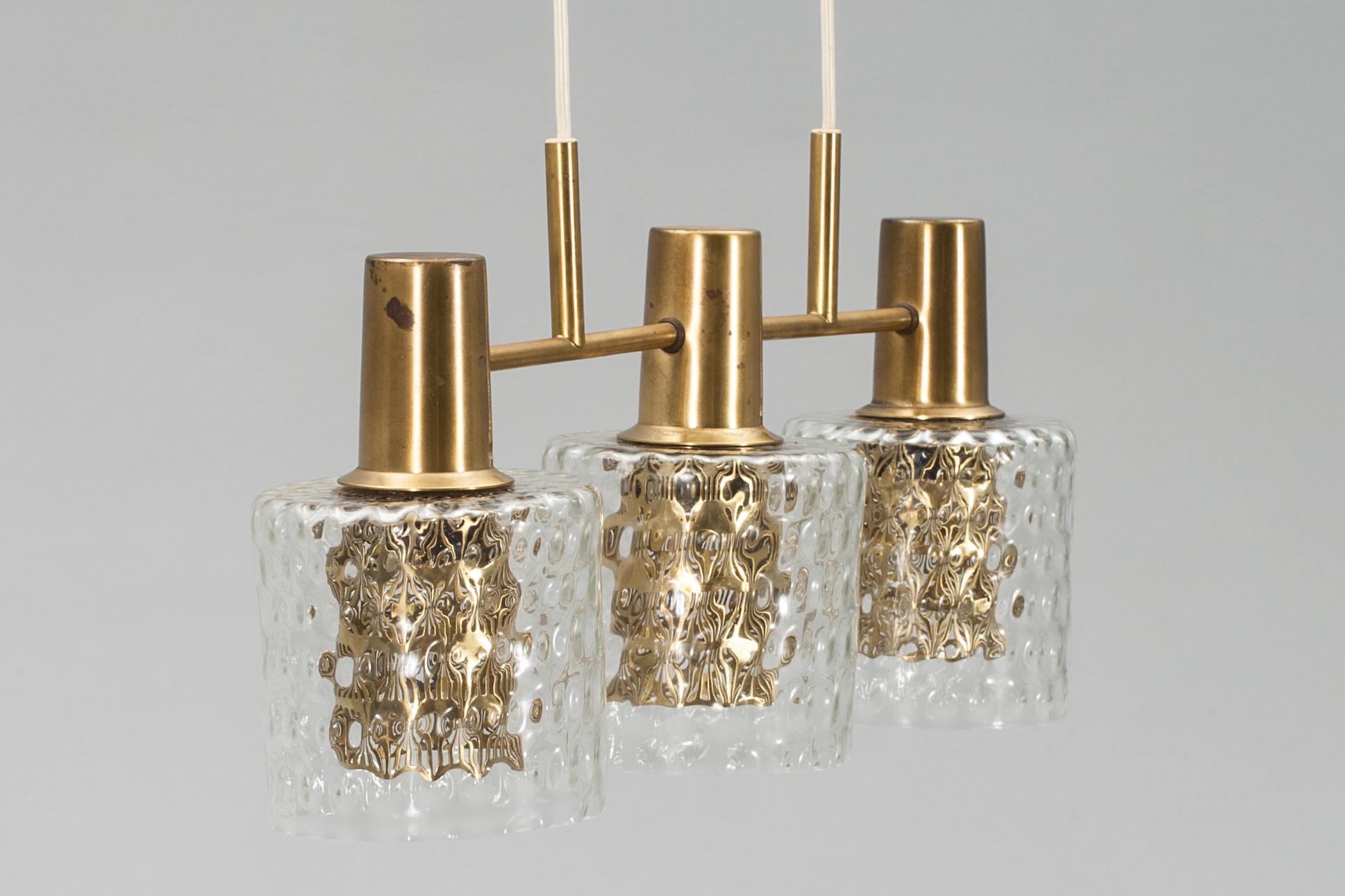 TAKLAMPA,  mässing och glas. 1900-talets mitt.