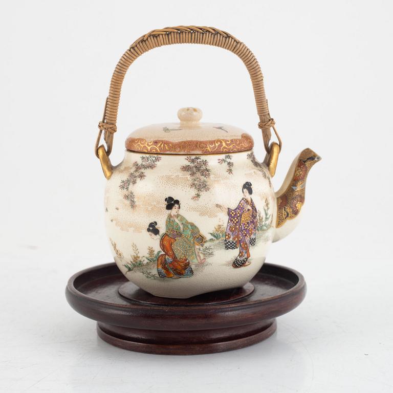 A Satsuma ware tea pot, Japan, Meiji (1868-1912), signed.