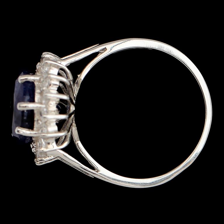 RING, vitguldspläterat sterlingsilver, blå safir ca 6.90 ct, vita safirer tot ca 0.54 ct.