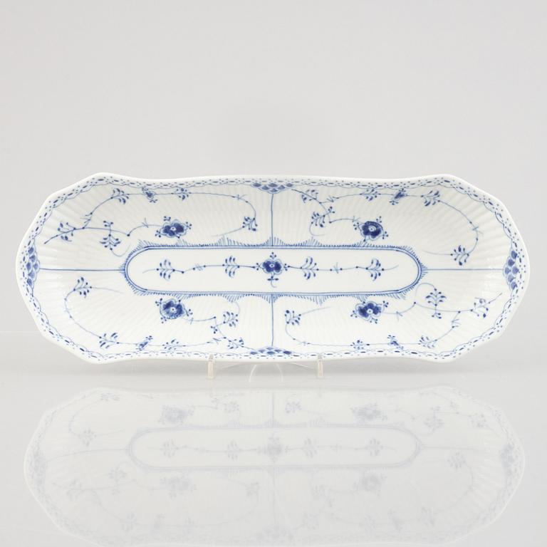 A 'Blue Fluted Half Lace' / 'Musselmalet' serving dish, Royal Copenhagen, model 714, 1958.