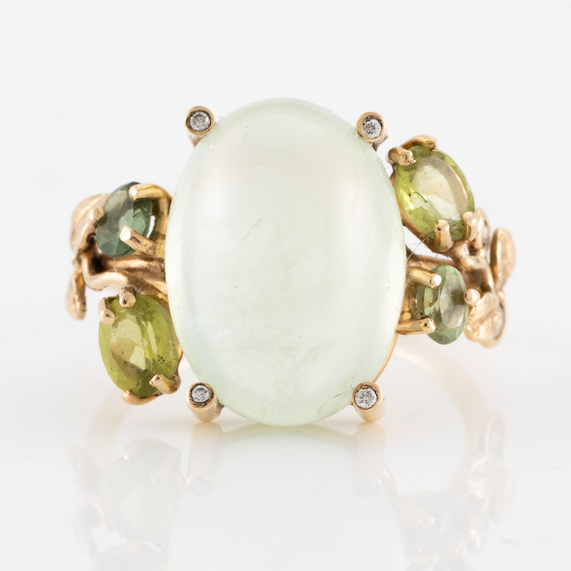 Cocktailring, Mandelstam, 18K guld med cabochonslipad prehnite, peridot, grön turmalin och briljantslipade diamanter.