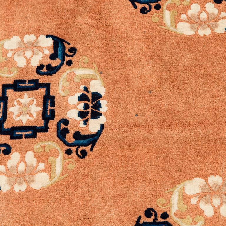 MATTA, Kina. Ca 246x186 cm.