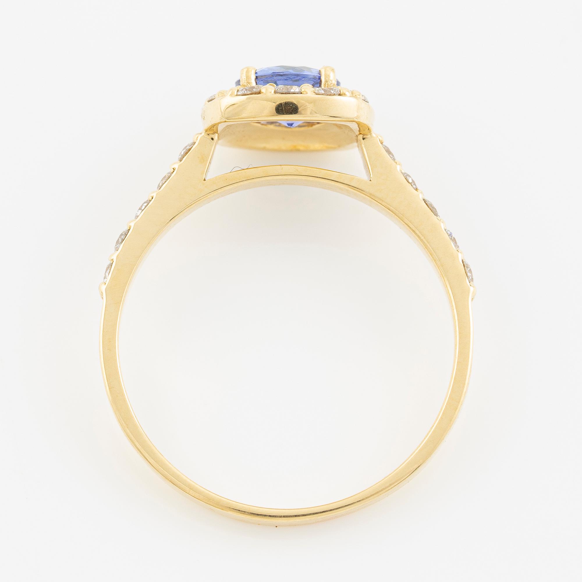 Ring in 18K gold with tanzanite and brilliant-cut diamonds.