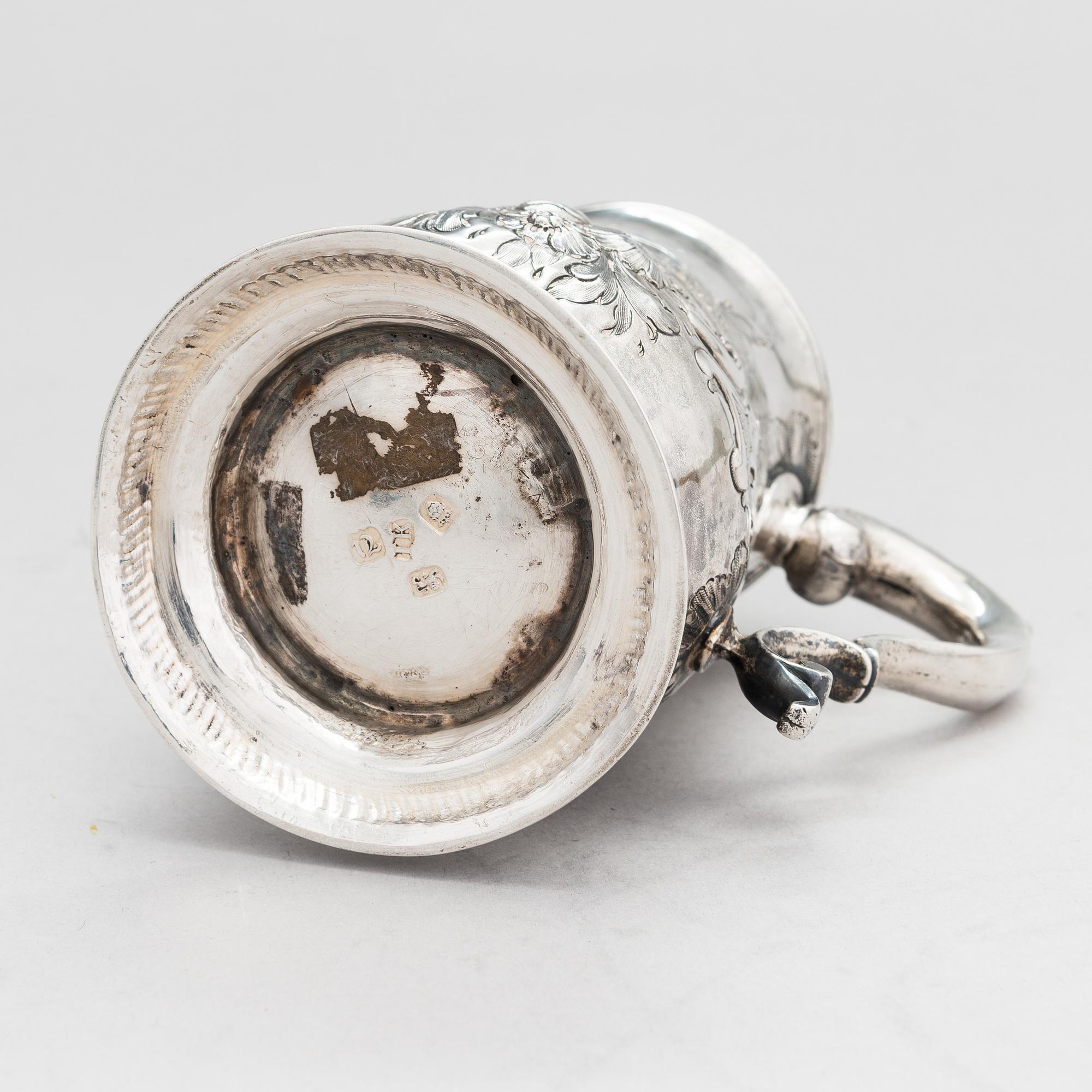 A sterling silver mug, maker's mark of John King, London 1775.