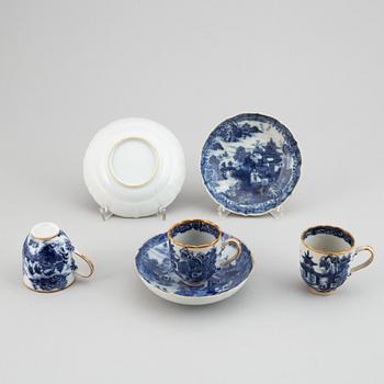 PORSLINSFÖREMÅL, fem delar, porslin. Qingdynastin, 1700-1800-tal.