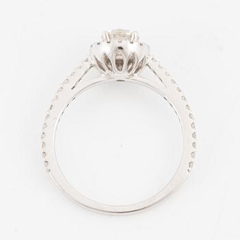 Ring, 14K white gold with brilliant-cut diamonds.