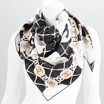 CHANEL, SIDENSCARF MED ett par örhänge.