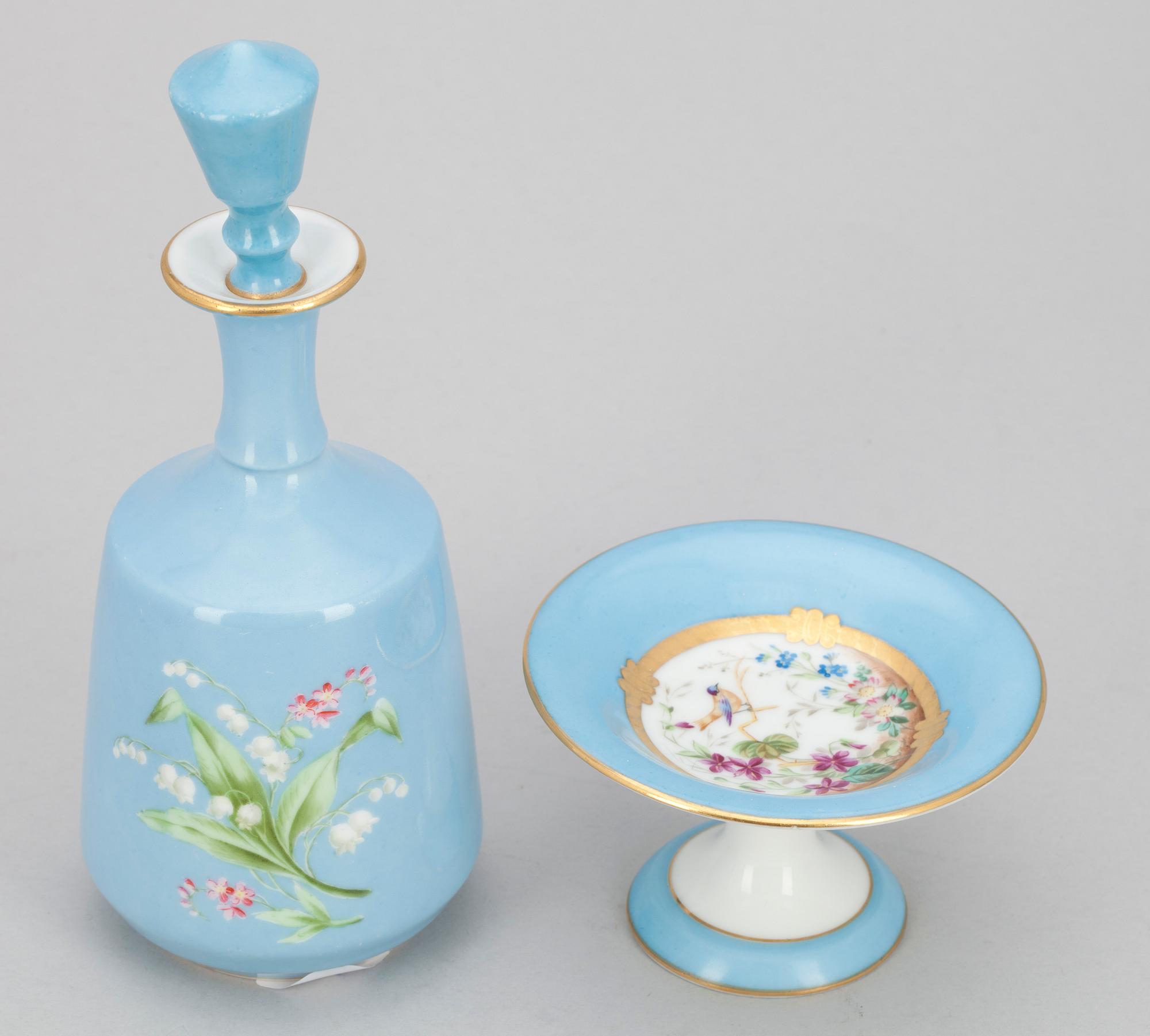 KARAFFER, ett par, samt SALTKAR, porslin, Kornilov, St. Petersburg, Ryssland, 1800-talet slut.