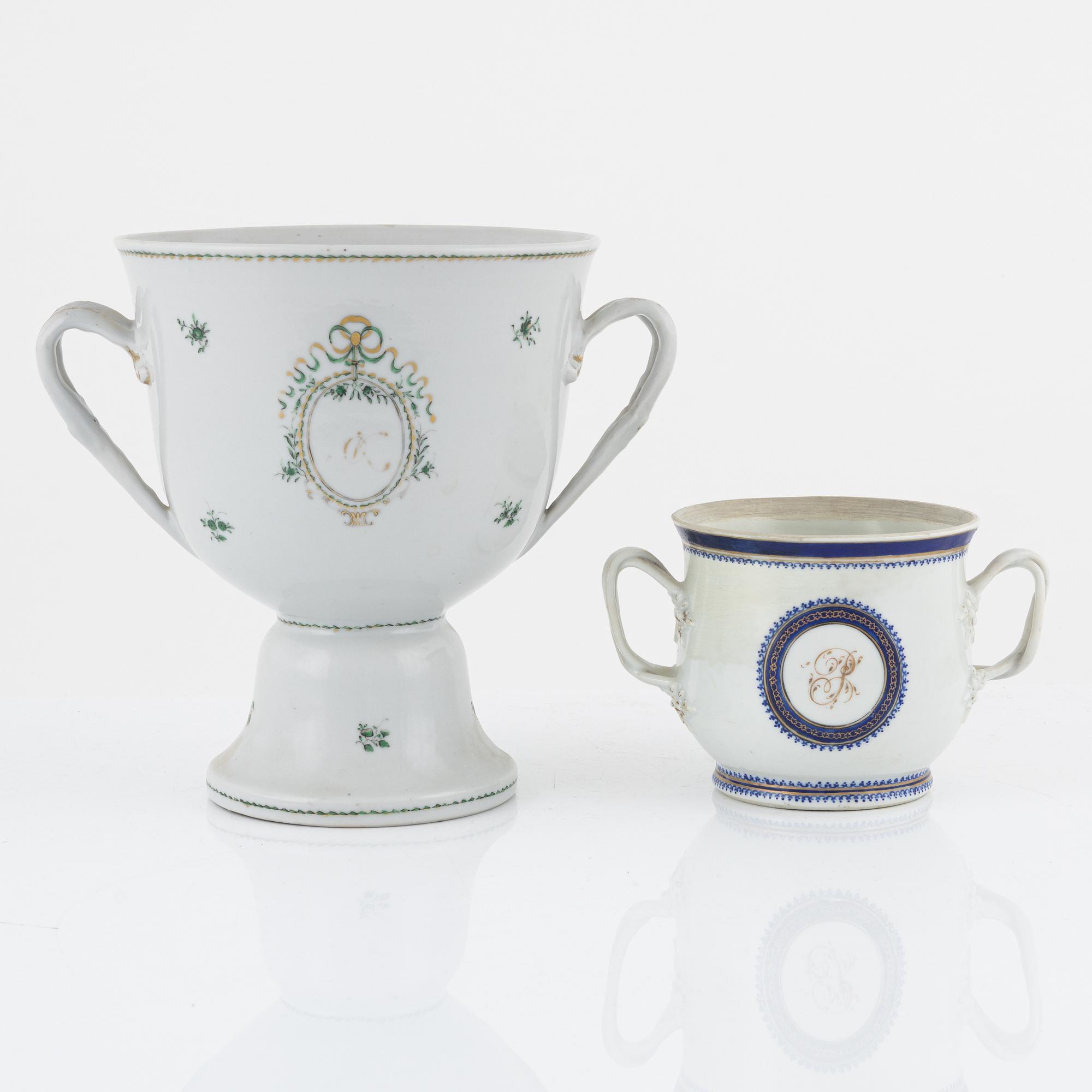 Skål på fot samt skål, Kina, Qingdynasti, omkring år 1800.