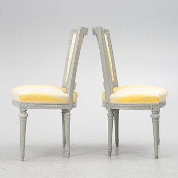 Stolar, ett par, gustavianska, av Erik Holm, (1734-1814, mästare i Stockholm) 1700-talets andra hälft.