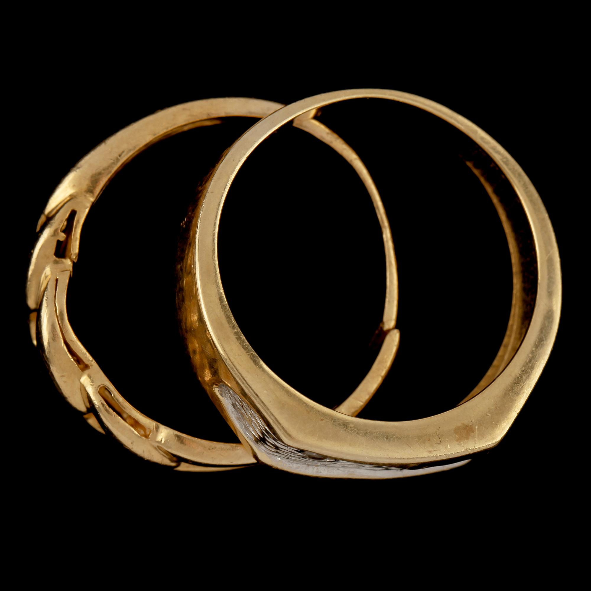 RINGAR, 2 st, 18k guld och vitguld samt en liten briljantslipad diamant, 1900-tal. Vikt 10 g.